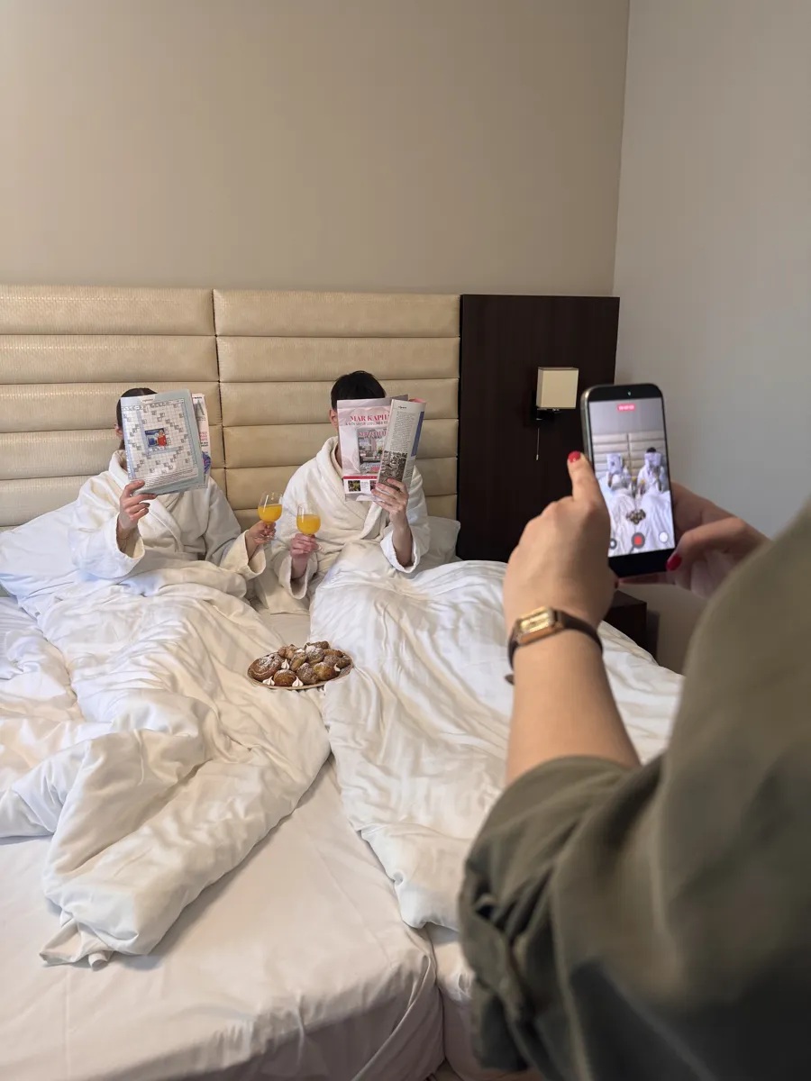 Posztforgatás egy hotelszobában, telefonnal